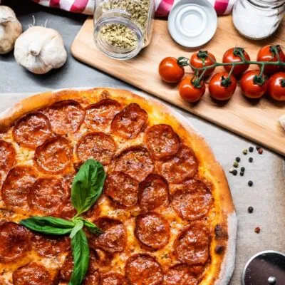 Пицца с колбаской на кефирном тесте - рецепт с фото