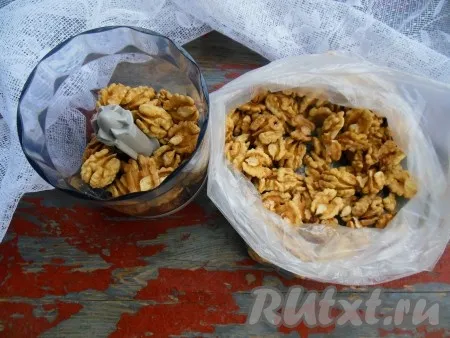 Очищенные орехи поместите в чашу блендера с насадкой нож-измельчитель.