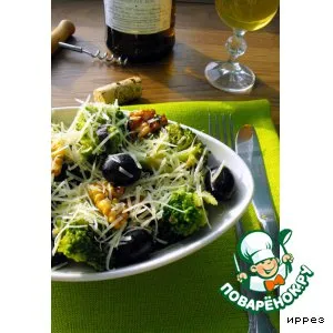 Рецепт: Салат с брокколи, грецкими орехами и пармезаном