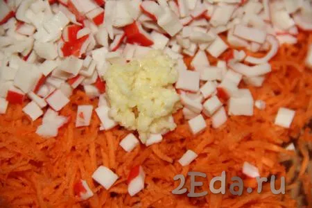 Чеснок почистить и пропустить через пресс. Количество чеснока регулируйте, исходя из своих вкусов, хотите поострее - просто увеличьте количество чеснока. Добавить чеснок в салат из крабовых палочек и свежей морковки.