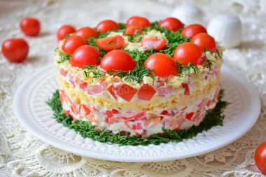 Салат Красное море с крабовыми палочками помидорами и перцем