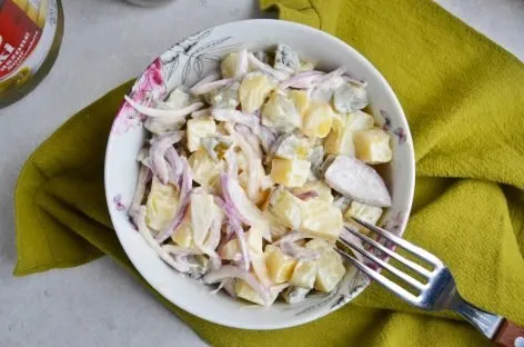 Салат с картофелем, солеными огурцами и луком