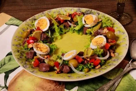 Салат с куриной печенью, перепелиными яйцами и овощами