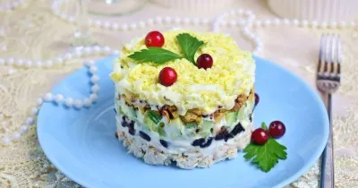 Салат Нежность с курицей черносливом и грецкими орехами