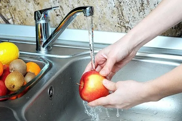 Мытье яблока под проточной водой