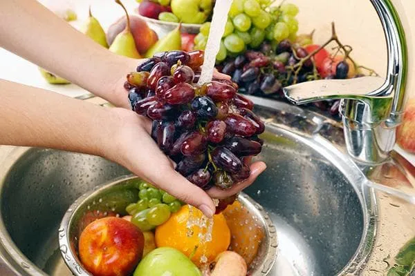 Мытье винограда и других фруктов под краном
