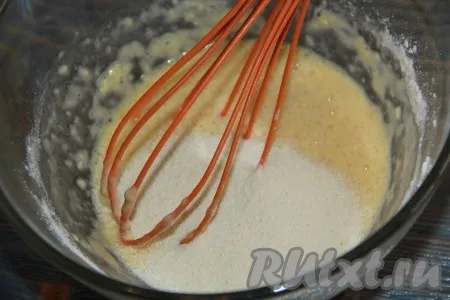 Перемешать смесь яиц и муки венчиком, добавить манку, ещё раз перемешать тесто для манных клёцек. 