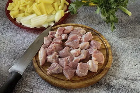 Кусочки свинины с картошкой на сковороде