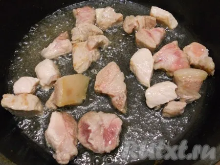 Шкварки убрать (если любите - не нужно). Добавить в сковороду свинину, обжарить до исчезновения красного цвета.