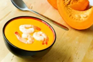 Тыквенный суп-пюре с креветками и сливками: классический рецепт