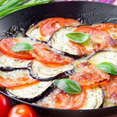 Запеченные баклажаны и помидоры с сыром - рецепт с фото