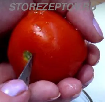 У помидора вырезаем хвостик