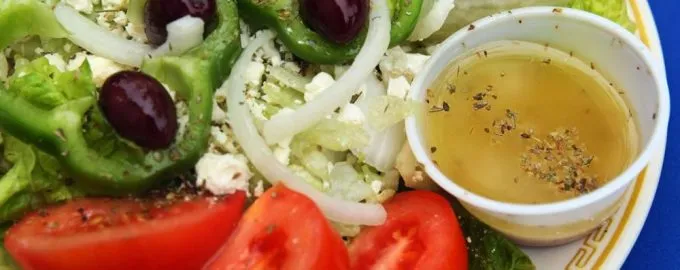 Чем заправляют греческий салат: 7 вариантов заправки от шеф-повара +рецепт