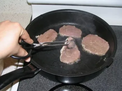 обжариваем мясо на сковороде