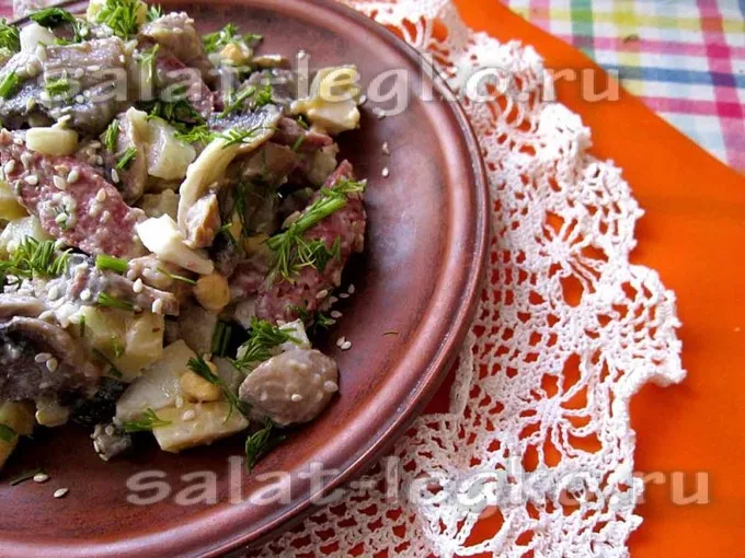 Салат «Баварский» с колбасками, грибами и маринованными огурцами