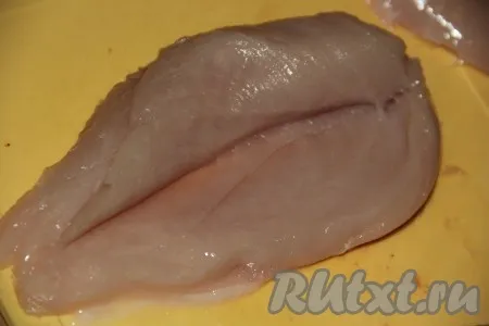 Каждое куриное филе разрезать, не дорезая до конца (как на фото), чтобы получился 
