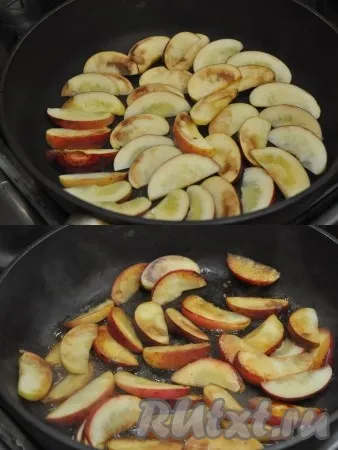На разогретую сковороду без масла (если ваша сковорода это позволяет) выкладываем яблоки, обжариваем с одной стороны 3 минуты. Переворачиваем. Доливаем печеночный сок и так же тушим.