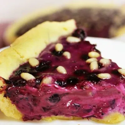 Пирог со сметаной, черникой и кедровыми орешками - рецепт с фото