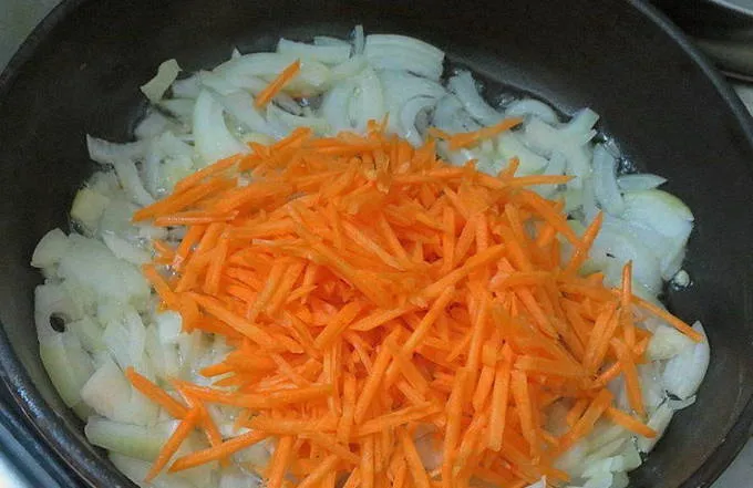 Горбуша в сметане с морковью и луком в духовке