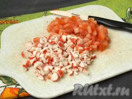 Кубиками нарезать помидоры и крабовые палочки, перемешать. Это в салате будет красный цвет светофора. 
