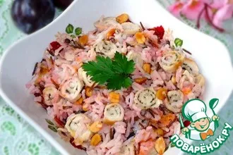 Рецепт: Тёплый рисовый салат с курицей, сливами и арахисом