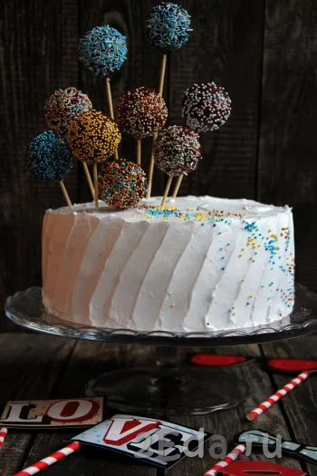 Достать торт и покрыть отложенными сливками, с помощью шпателя сформировать волны. Можно украсить цветной посыпкой (я украсила ещё кейк-попсами).