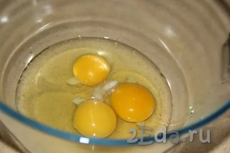Вначале приготовим ванильный бисквит, для этого в миску нужно разбить яйца, взбить их миксером до пышного состояния (взбивать минуты 2).