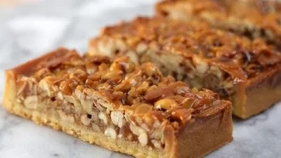 Орехово-карамельный сладкий пирог