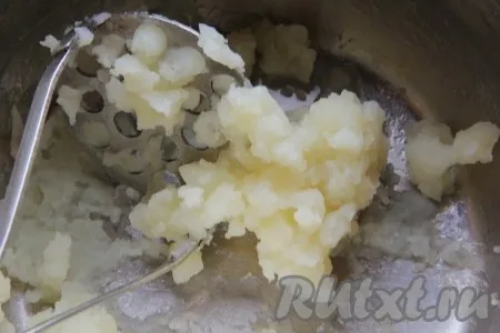 Картофель отварить и превратить в пюре толкушкой, остудить. 