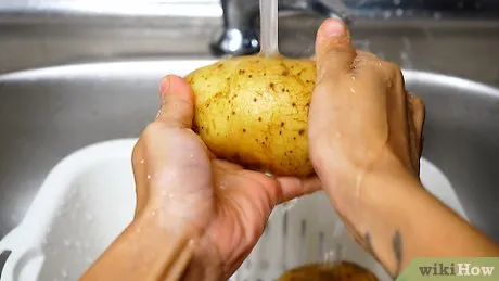 Изображение с названием Make a Baked Potato on the Grill Step 1