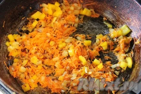 На сковороде обжарить на растительном масле одну мелко нарезанную луковицу и натёртую морковь до золотистого цвета, не забывая иногда помешивать. Затем добавить к овощам нарезанный кубиками болгарский перец и, помешивая, обжарить ещё в течение нескольких минут.