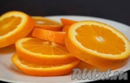 3. Нарезать кружечками апельсины (если вам не нравится вкус цедры, срежьте ее). 