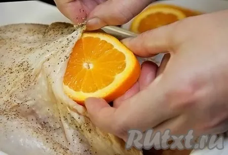 4. Самая сложная часть рецепта - нужно апельсины поместить под куриную кожицу. Делать это нужно аккуратно, осторожно подрезайте кожу ножом и засовывайте под нее ломтики апельсина. 
