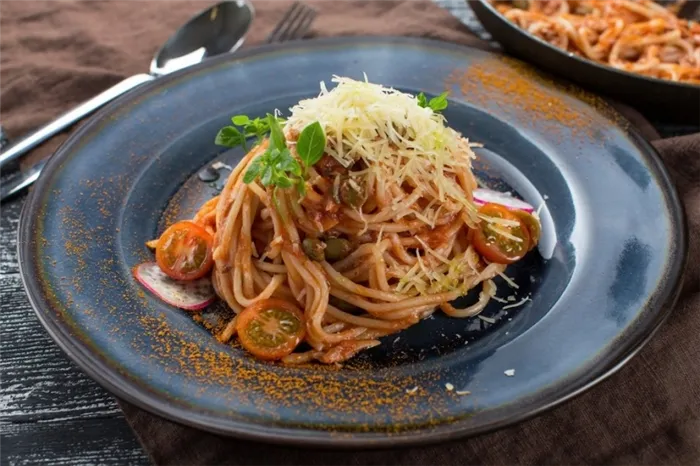 Спагетти с тунцом в томатном соусе