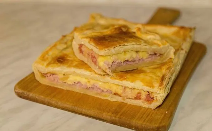 Слоеный пирог ветчина с сыром слоеное тесто рецепт