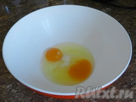 Яйца размешать с солью и сахаром.