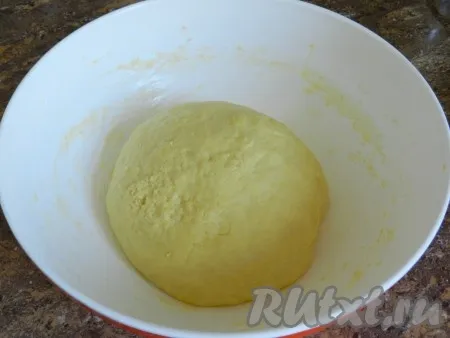 Месить тесто до тех пор, пока оно не перестанет липнуть к рукам. Можно добавить еще немного муки, но не увлекайтесь, чтоб тесто не стало забитым и жестким. Готовое тесто накрыть чистым полотенцем и оставить на 20 минут.