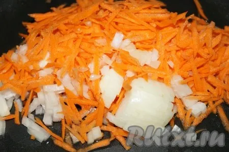 Лук очистить и нарезать маленькими кубиками. Очищенную морковь натереть на крупной тёрке. Лук и морковь и обжарить на сковороде в небольшом количестве растительного масла, иногда помешивая, до лёгкого румянца. 