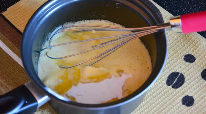 В яичную смесь добавляем сливочное масло и мед