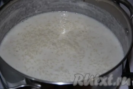 Через 20 минут варки наша молочная рисовая каша будет выглядеть, как на фото, снять с огня. 