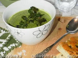 Сливочный суп из кудрявой капусты кале с зелёными чипсами