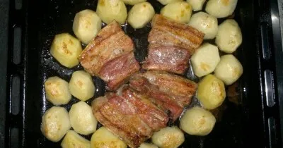 Свиные ребрышки с картошкой и чесноком в духовке