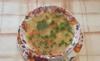 Подача супа в цветной тарелке