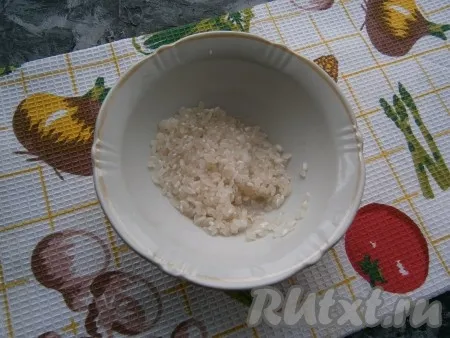Рис промыть несколько раз холодной водой.