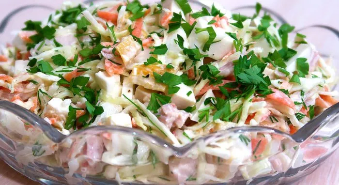salaty-s-kopchenoy-kuritsey-3-vkusnyh-varianta-foto-salat-s-kopchenym-okorochkom-i-kapustoy