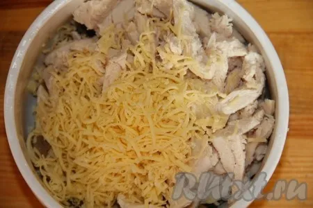 Сыр для салата натираем на терке и добавляем к опятам и курице. Следим за тем, чтобы куриное филе было остывшим и не расплавило наш сыр. 