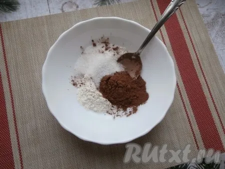 В глубокой миске сначала смешать все сухие компоненты, для этого в миску добавить муку, какао-порошок, ванильный сахар, сахар и соду.