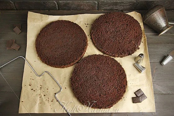 Разрезаем шоколадный бисквит на коржи