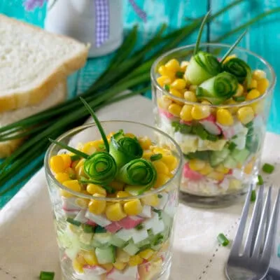 Порционный крабовый салат с кукурузой - рецепт с фото