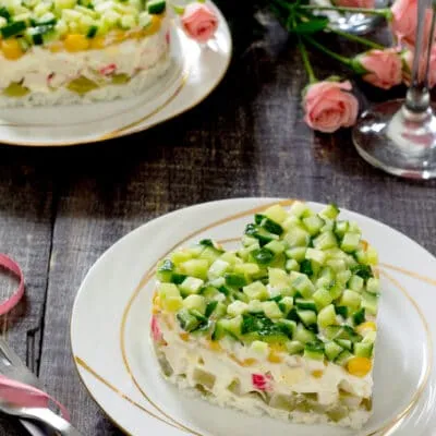 Слоеный крабовый салат с рисом - рецепт с фото